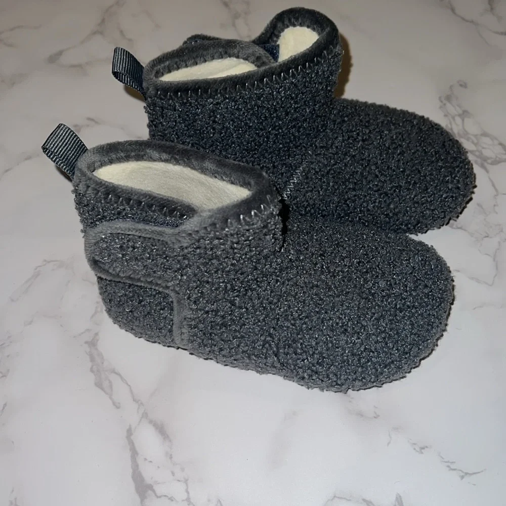 NWOT Dark Gray Kids Sherpa Booties (24/25)